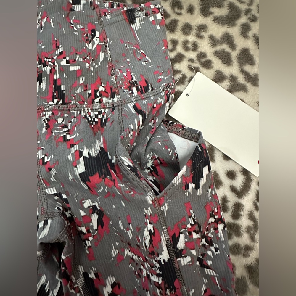 Lululemon Floral Fast And Free HR
Tight 25" Size 2 in Floral with Side Pockets - Picture 9 of 17